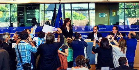 Cristina estudia una gira por Europa antes de asumir la banca de Senadora