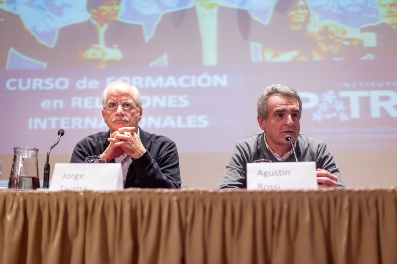 Taiana y Rossi en el cierre del curso de Relaciones Internacionales