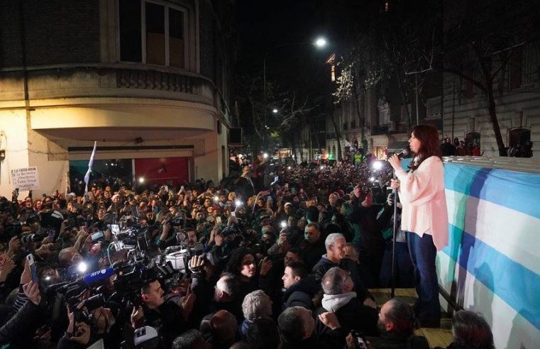 CFK en la esquina de Juncal y Uruguay