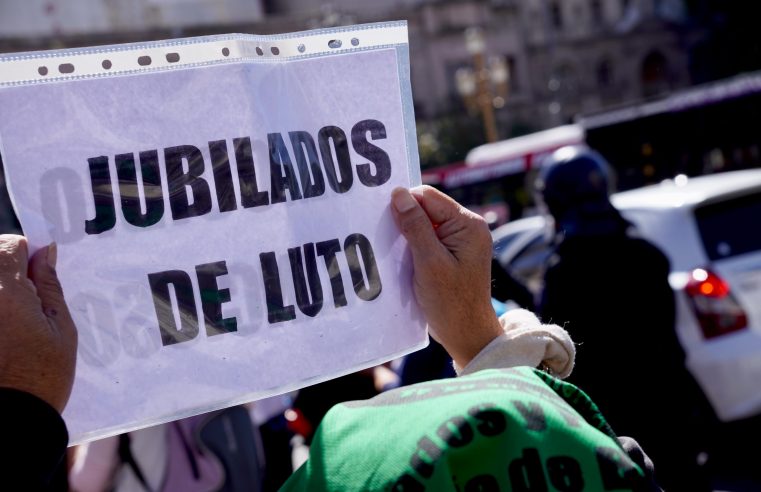 Repudiamos la represión a jubilados y docentes en el Congreso de la Nación